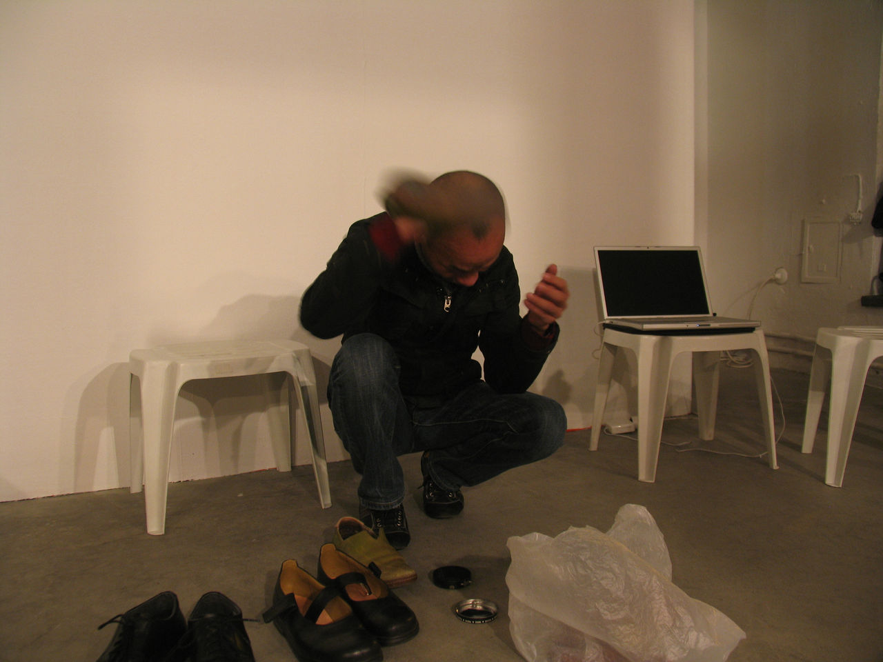 Photographic documentation of RYLLEGA Berlin (Performance by Truong Tan, 16 September 2008)
